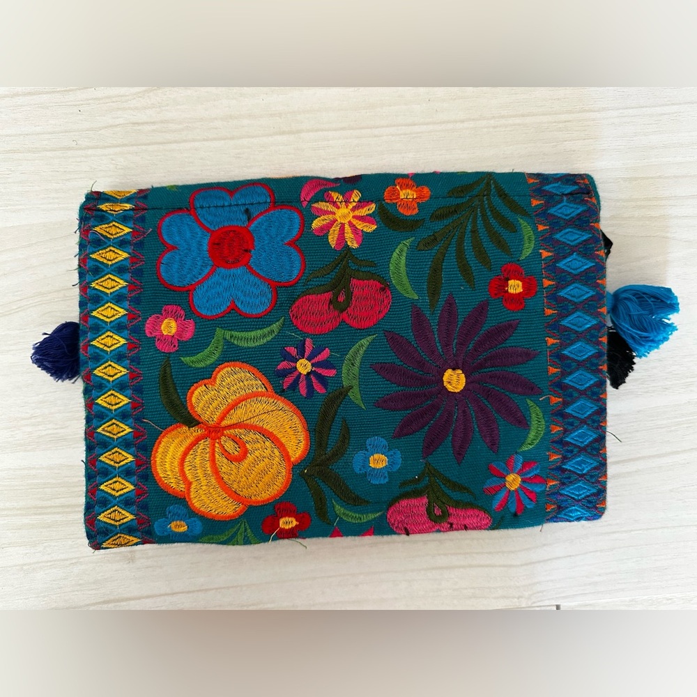 Beautiful Clutch, Strap Included - Picture 2 of 4